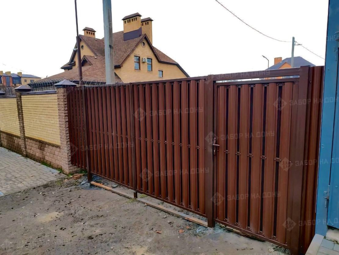 Распашные ворота из евроштакетника  в Рузе